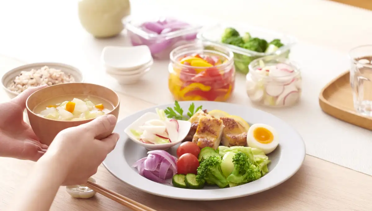 生きて腸まで届く乳酸菌・酵素・食物繊維を手軽に取れそうな「バランスの良い献立」のイメージ